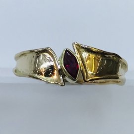Gullhringur með zirkon stein